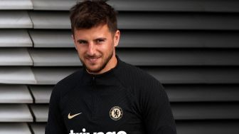 Gelandang serang Chelsea, Mason Mount melakoni sesi latihan di Pusat Latihan Ciobham, London, jelang laga Champions League kontra AC Milan. [Adrian DENNIS / AFP]