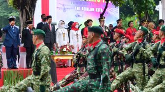 Presiden Joko Widodo beserta ibu negara Iriana dan Wapres Maruf Amin beserta Ibu Wury menyaksikan defile pasukan dan pawai alat utama sistem persenjataan atau alutsista yang digelar di jalan sekitar Istana Kepresidenan Jakarta. (Foto: Muchlis Jr - Biro Pers Sekretariat Presiden)