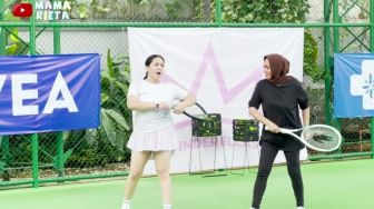 10 Potret Mama Rieta Main Tenis Bareng Putrinya, Cara Main Nagita Slavina Jadi Sorotan