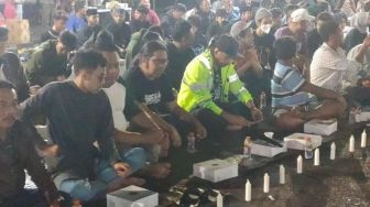 Bonek Mania Gelar Tahlilan dan Tabur Bunga di Pintu 13  Bersama Aremania di Stadion Kanjuruhan