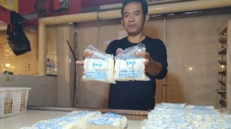 Pedagang Tahu dan Tempe di Cimahi Gigit Jari Gara-gara Omzet Turun Drastis