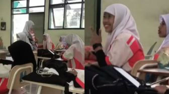 Guru dan Siswi Ini Pakai Jilbab Model Serupa Bak Pinang Dibelah Dua, Warganet: Real Cerminan Masa Depan