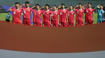 Sejumlah pesepak bola Timnas U-17 Indonesia melakukan sikap hormat ke bendera Merah Putih saat lagu Indonesia Raya berkumandang sebelum pertandingan melawan Timnas U-17 Uni Emirat Arab dalam laga Grup B Kualifikasi Piala Asia U-17 2023 di Stadion Pakansari, Kabupaten Bogor, Jawa Barat, Rabu (5/10/2022). ANTARA FOTO/Yulius Satria Wijaya/aww. 