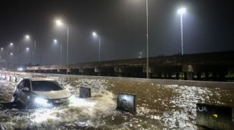 Potret Pengendara Mobil Terpaksa Terobos Banjir di Tol Pondok Aren - Serpong
