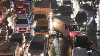 Sejumlah kendaraan terjebak kemacetan di kawasan Jalan TB Simatupang, Jakarta, Kamis (6/10/2022). [ANTARA FOTO/M Risyal Hidayat/YU]