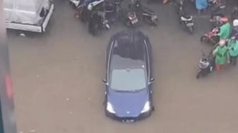 Viral Mobil Listrik Tesla Terendam Banjir Di Pinggir Tol TB Simatupang Jaksel, Wiper Masih Berfungsi