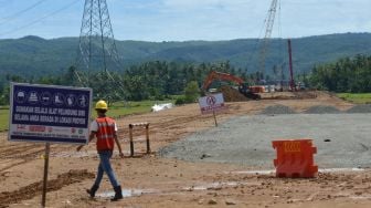 Pekerja menyelesaikan pembangunan proyek jalan tol Sigli-Banda Aceh (Sibanceh) Seksi VI di kabupaten Aceh Besar, Aceh, Kamis (6/10/2022). [ANTARA FOTO/Ampelsa/foc]