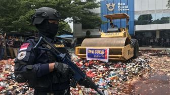 Puluhan Ribuan Mikol dan Rokok Ilegal Bernilai Rp10 Miliar Dimusnahkan di Batam
