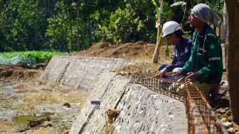 Dorong Percepatan Insfrastruktur Desa, Semen Gresik Bangun Tebing Sungai Rp 175 Juta di Desa Pasucen Rembang