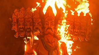 Patung raja iblis Rahwana dibakar pada Festival Hindu Dussehra di Srinagar, India, Rabu (5/10/2022).  [Tauseef MUSTAFA / AFP]