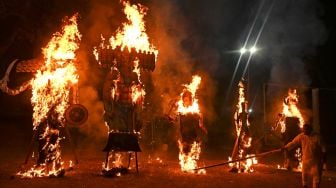 Patung raja iblis Rahwana, putranya Meghnath dan saudara laki-lakinya Kumbhkaran, dibakar pada Festival Hindu Dussehra di Srinagar, India, Rabu (5/10/2022). [Tauseef MUSTAFA / AFP]