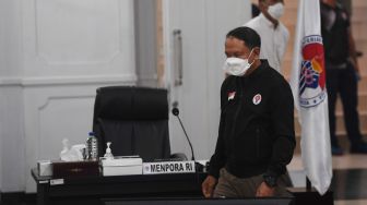 Menpora Zainudin Amali bersiap memimpin rapat evaluasi dan perbaikan prosedur pengamanan sepakbola di kantor Kemenpora, Jakarta, Kamis (6/10/2022). [ANTARA FOTO/Akbar Nugroho Gumay/YU]