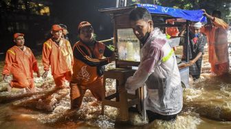 Habis Hujan Terbitlah Banjir, Dua RT hingga Sejumlah Jalan di Jakarta Barat Kebanjiran