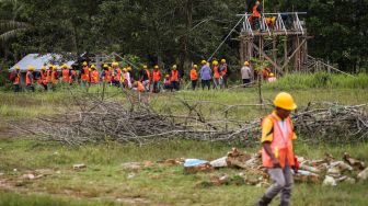 Peserta mengikuti pelatihan pekerja konstruksi Ibu Kota Negara (IKN) Nusantara di SMKN 1 Kecamatan Sepaku, Kabupaten Penajam Paser Utara, Kalimantan Timur, Kamis (6/10/2022). [ANTARA FOTO/Rivan Awal Lingga/foc]