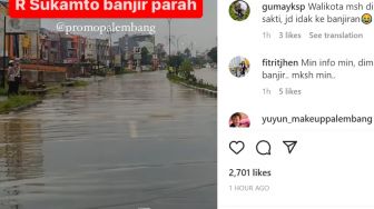 Palembang Bak Luapan Sungai Pagi Ini, Warga Sulit Melintasi Jalan Terendam Banjir