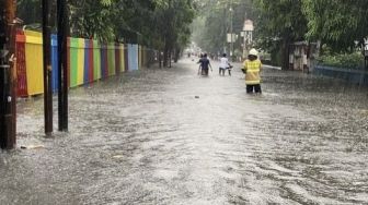 Banjir Setinggi 70 Cm, Akses Jalan Rawamangun Muka Selatan Jaktim Terputus