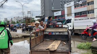 Saat Warga Palembang Mandiri Hadapi Banjir, Sediakan Gerobak Dorong Hingga Saling Tolong Mendorong Kendaraan