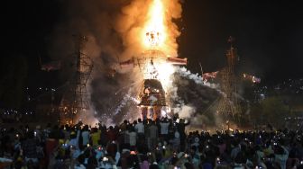 Patung raja iblis Rahwana dibakar pada Festival Hindu Dussehra di Amritsar, India, Rabu (5/10/2022). [Narinder NANU / AFP]