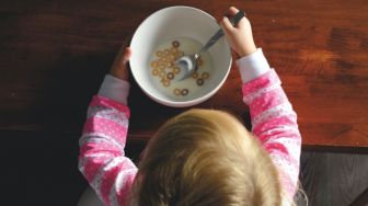 3 Tata Cara Makan yang Harus Diajarkan pada Anak Kecil, Apa Saja?