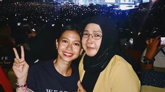 8 Momen Yuki Kato Nonton Konser Westlife bareng Ibu Kandung, Bahagia Bisa Ajak Orang Tersayang