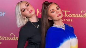 10 Momen Agnez Mo Bertemu Kembarannya di Madame Tussauds Singapore, Bak Pinang Dibelah Dua!