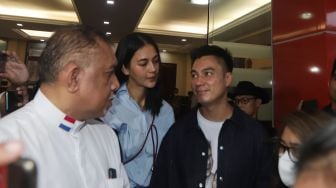 Baim Wong dan istri, Paula Verhoeven memenuhi panggilan Polres Jakarta Selatan, Jakarta, Jumat (7/10). [Suara.com/Oke Atmaja]