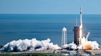 Roket SpaceX Falcon 9 yang membawa pesawat ruang angkasa Crew5 Dragon lepas landas dari Kennedy Space Center di Florida, Amerika Serikat, Rabu (5/10/2022). [Jim WATSON/AFP]