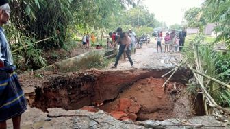 Jembatan Ambrol, Warga Dusun III Desa Way Galih Terisolir