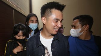 Baim Wong dan istrinya, Paula Verhoeven memenuhi panggilan Polres Jakarta Selatan terkait kasus prank KDRT hari ini, Jumat (7/10/2022). [Suara.com/Oke Atmaja]