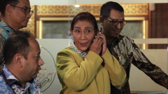 Menteri Kelautan dan Perikanan periode 2014-2019 Susi Pudjiastuti (tengah) berjalan usai menjalani pemeriksaan di Gedung Bundar Kejaksaan Agung, Jakarta, Jumat (7/10/2022). [ANTARA FOTO/Reno Esnir]