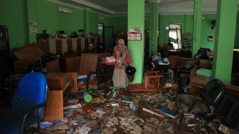 Petugas membersihkan ruangan sekolah di MTSN 19 Pondok Labu, Jakarta, Jumat (7/10/2022). [ANTARA FOTO/Reno Esnir/nym].