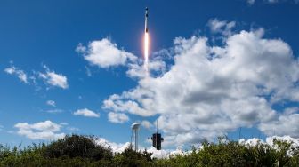 Roket SpaceX Falcon 9 yang membawa pesawat ruang angkasa Crew5 Dragon lepas landas dari Kennedy Space Center di Florida, Amerika Serikat, Rabu (5/10/2022). [Jim WATSON/AFP]