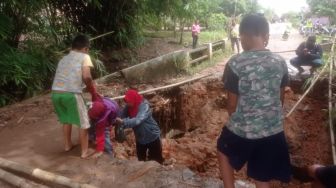 Terisolir, Warga Berharap Pemerintah Segera Perbaiki Jembatan Ambrol di Way Galih: Anak Mau Sekolah Susah