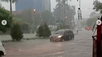 Viral, Video Detik-detik Pemotor Terseret Banjir di Bogor