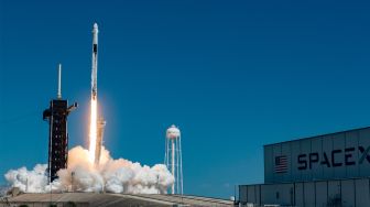Roket SpaceX Falcon 9 yang membawa pesawat ruang angkasa Crew5 Dragon lepas landas dari Kennedy Space Center di Florida, Amerika Serikat, Rabu (5/10/2022). [Jim WATSON/AFP]