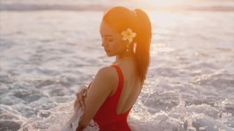 Berenang Pakai Bikini Batik di Bali, Potret Seksi Anya Geraldine Tuai Pujian