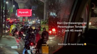 Nyerah! Jakarta Dikepung Banjir, Pria Ini Bagikan Pengalaman Nyesek Kehilangan Ratusan Ribu Naik Taksi Gegara Macet