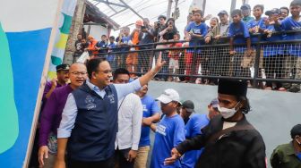 Gubernur DKI Jakarta Anies Baswedan (tengah) menyapa  warga saat peresmian Kampung Gembira Gembrong di Jatinegara, Jakarta Timur, Jumat (7/10/2022). [Suara.com/Alfian Winanto]