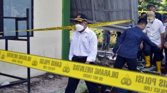 Menko PMK Muhadjir Effendy meninjau lokasi musibah meninggalnya siswa yang tertimpa bangunan roboh di MTsN 19 Jakarta, Pondok Labu, Jakarta, Jumat (7/10/2022). [ANTARA FOTO/Sulthony Hassanuddin/wpa/nym]