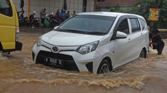 Awas! Jangan Paksa Mobil Menerjang Banjir, Resikonya Berat Termasuk Klaim Asuransi Bisa Ditolak