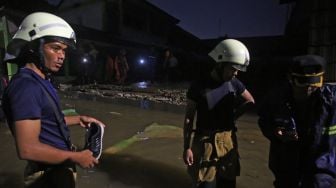 Sejumlah petugas Pemadam kebakaran melakukan penyisiran untuk mencari korban robohnya tembok sekolah di MTsN 19 Pondok Labu, Jakarta, Kamis (6/10/2022). [ANTARA FOTO/Muhammad Iqbal/YU]