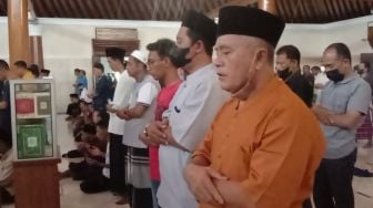 Jamaah Masjid Agung Solo Gelar Salat Gaib untuk Korban Tragedi Stadion Kanjuruhan