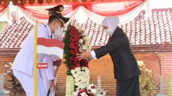 Jelang Hari Jadi Ke-77 Provinsi Jatim, Gubernur Khofifah Pimpin Apel Ziarah di Makam RMT Ario Soerjo