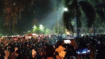 Salut! Ratusan Bonek Datang dari Surabaya ke Stadion Kanjuruhan, Tahlil dan Kompak Nyanyi Bareng Aremania