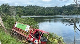 Truk Pertamina Terjun ke Dam Muka Kuning, Sopir Kocar-kacir Selamatkan Tabung Gas 3Kg yang Berhamburan