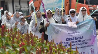 Sejumlah Ibu-ibu perwakilan Majelis Taklim Istiqlal saat melakukan pawai mengelilingi kawasan Gambir, Jakarta Pusat, Sabtu (8/10/2022). [ANTARA FOTO/ Fakhri Hermansyah/hp].