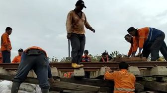 Kereta Api Sudah Bisa Melintas Kawasan Amblesnya Rel di Daerah Jeruklegi-Kawunganten dengan Kecepatan Terbatas