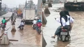 Terjebak di Tengah-Tengah Banjir, Aksi Cewek Ini Bikin Warganet Geregetan