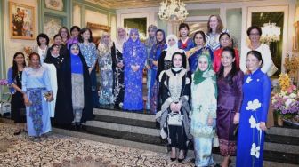 Kain Batik Tulis Sutra Asal Indonesia Jadi Hadiah Ultah Permaisuri Sultan Brunei ke-76 Tahun