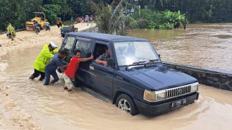 Jalan Nasional Jeruklegi-Kawunganten Terendam Banjir, Antrean Kendaraan Mengular